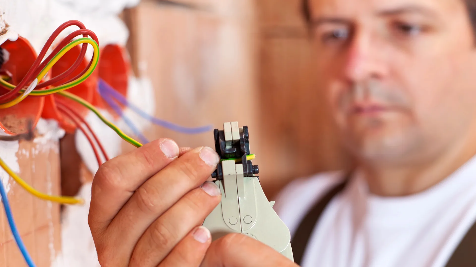 Électricien professionnel en intervention à Paris